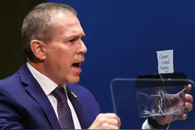 藐视一切规则，以色列代表当众撕碎《联合国宪章》，还有王法吗？图片