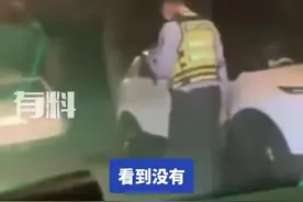 形式主义害死人！某地交警凌晨四点贴罚单，居民怒赞图片