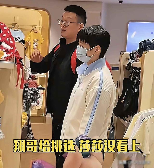孙颖莎出征亚锦赛，体能师终于跟队，背后藏着什么秘密？