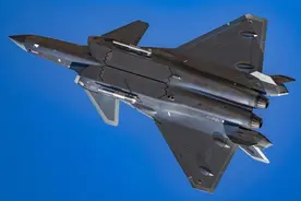 歼20展板数据曝光，巡航速度1.8马赫，作战半径超2000公里图片