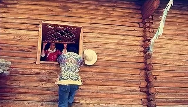 真正的女儿国：男不娶女不嫁，相中就晚上爬窗户，孩子扔给舅舅养