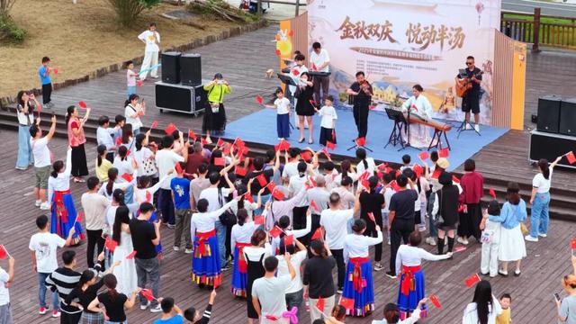 国庆首日，所见之处皆是幸福！半汤泉栖谷唱响《我和我的祖国》