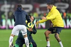 被连判2点球后读秒绝杀！61岁穆帅嗨翻：冲进场内滑跪庆祝+翻跟斗图片