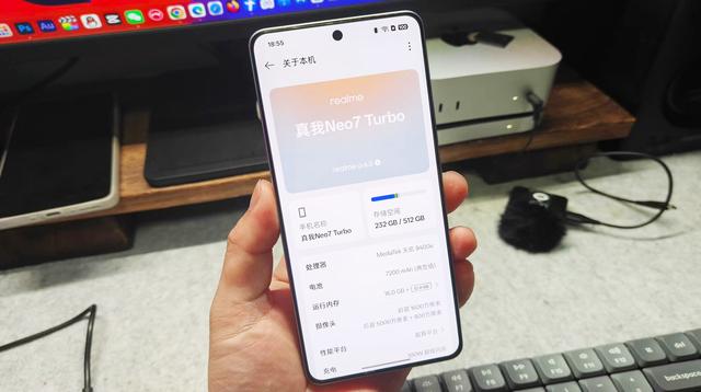 透明外壳的国产真我手机，升级天玑9400e处理器，玩游戏手感好