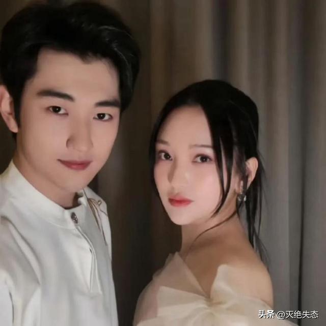 落毛凤凰不如鸡？42岁著名歌手江苏走穴，宾客只顾吃席没人搭理