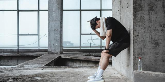 56岁男子突发脑溢血离世	，生前喜欢散步锻炼，医生摇头：做错4点