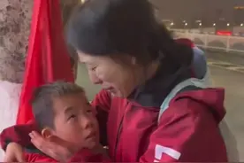 女子带两娃摆摊后续：身世曝光同学发声！前夫自杀二婚被赶出家门图片