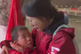 女子带两娃摆摊后续：身世曝光同学发声！前夫自杀二婚被赶出家门图片