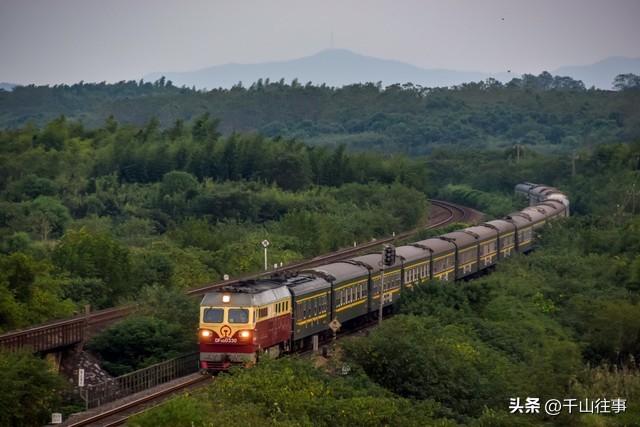 铁轨为笺，烟火作墨：我55岁的退休穷游梦