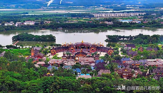 《西双版纳 澜沧行》西双版纳傣族园 傣寨与佛塔相映的热带画卷