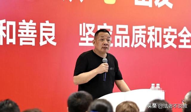 为胖东来苦干12年，因没及时迎客被开除，内幕被扒，冤的不止一个