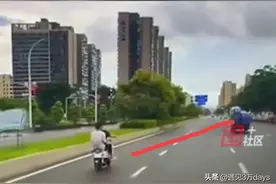 疼不疼?汕头两小伙骑电单车翘头“炫技”，接下来摔惨了图片