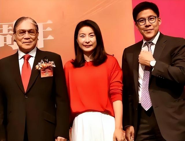 不装了！结婚10年后，章泽天彻底跟刘强东翻脸，郭晶晶当初没说错