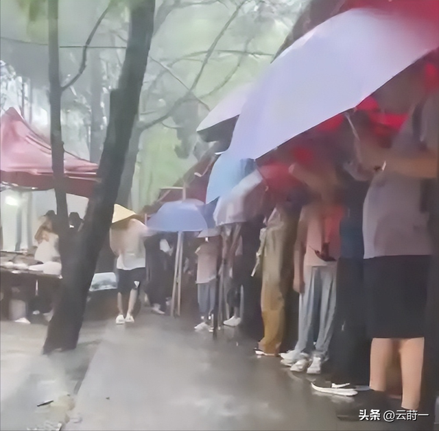 离谱！郑州特大暴雨！少林寺拒绝游客入屋避雨！理由引发网友争议