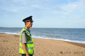火爆网络的日照保安大爷，深夜下海救人！图片