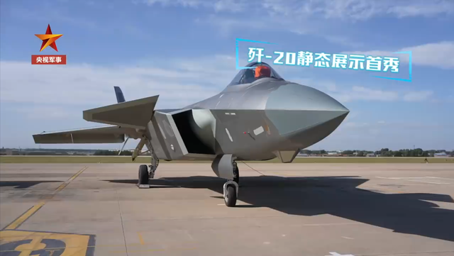 小朋友模拟驾驶歼-10体验空战对抗