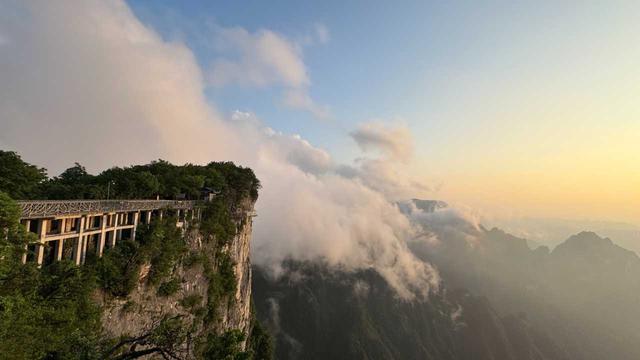 湖南天门山：一场逃离喧嚣的山野之约