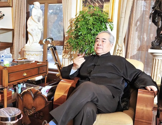 与女儿断绝关系仅1天，范曾担心的事发生了，小50岁娇妻受牵连