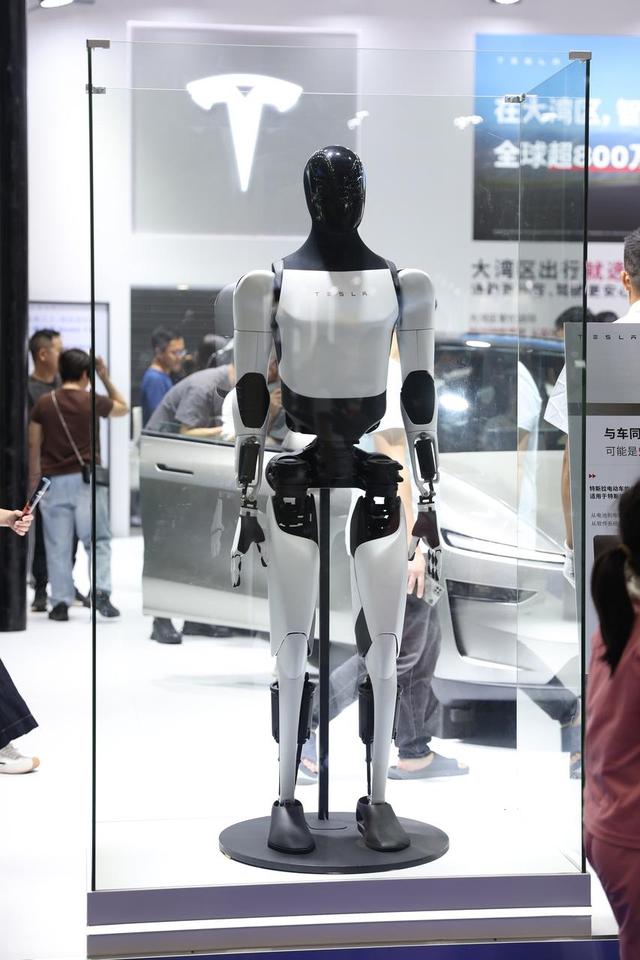 获得马斯克点赞！小鹏机器人比得上特斯拉“擎天柱	”吗？