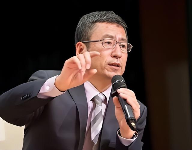 张水华也没想到	，离春节不到一个月，白岩松竟因一个举动口碑暴增