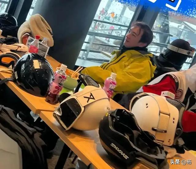 37岁王思聪日本滑雪场现身！五位美女同行个个窈窕，越活越年轻了