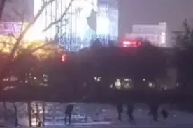 保定竞秀公园砸冰图片
