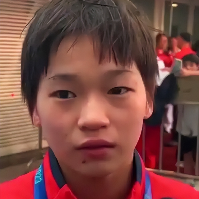 全红婵铜像进校园引热议，意外暴露她“真实处境”，令人心疼