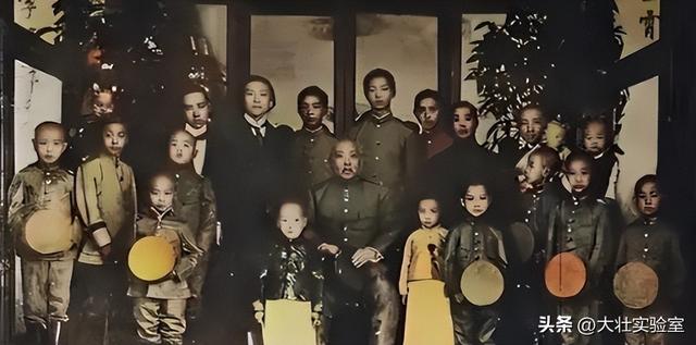 袁世凯的真实老照片：穿龙袍坐龙椅接受朝拜，姨太太确实漂亮！