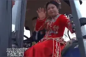 山东“硬核”婚车：8辆雷沃拖拉机组队迎亲，沿途吸引多人围观，大家一边拿手机拍摄，一边祝新人新婚快乐图片