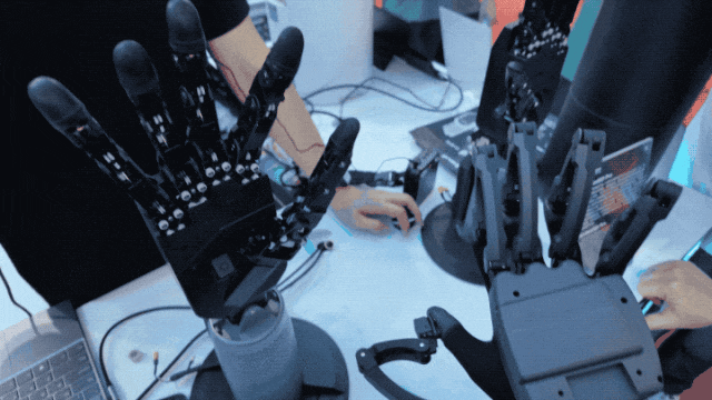 完蛋，我在北京被机器人人人人人人人人人人给包围了