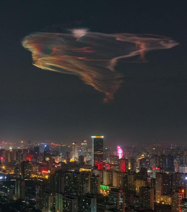 傍晚 石家庄天空出现巨型不明发光体