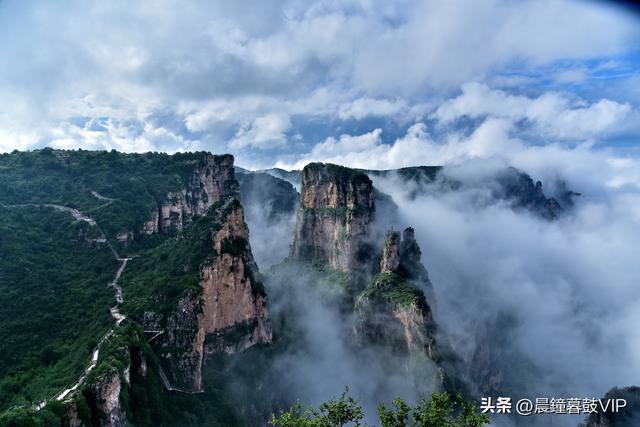 欧亚张家凹的奇峰和云海