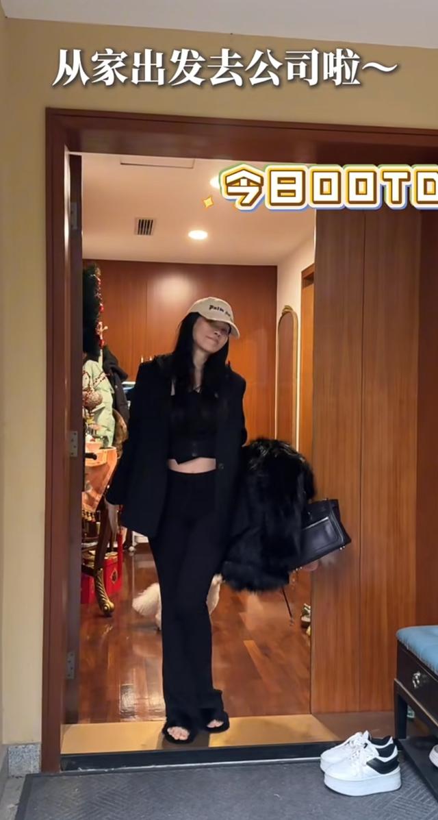 伊能静晒上海豪宅，中年发福大肚子110斤 吊带配紧身裤风格随恩利