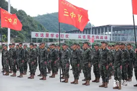 贵州千余名武警新兵正式授衔图片