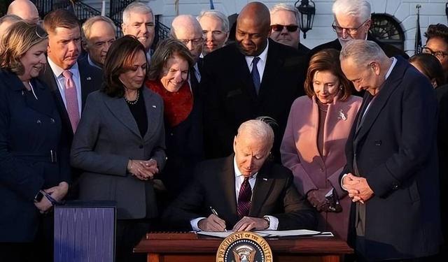 美国曝出惊天丑闻，拜登可能根本没当过总统	，任期签名非本人