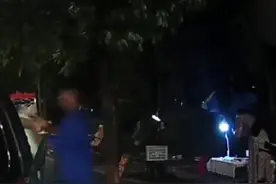 城管冒雨帮摊贩收东西 网友：这画面看得心里暖暖的图片