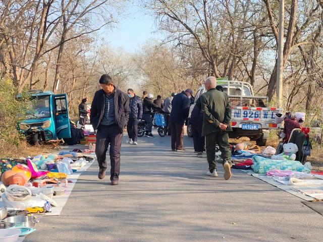 记录德州:岔河河堤上的大集,人山人海,异常热闹