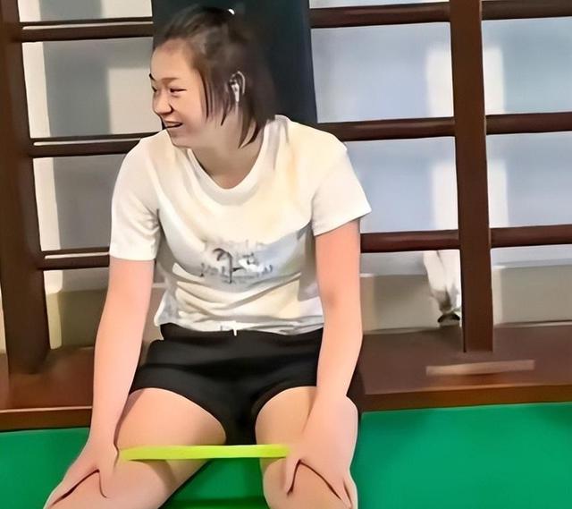 全红婵重返训练场，动作吃力瘫倒在地，恶心一幕出现，师兄遭牵连
