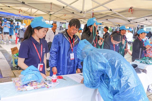 相约怒江·香誉世界 | 雨中健步庆华诞！“漫享泸水・全民健步走”活动举行