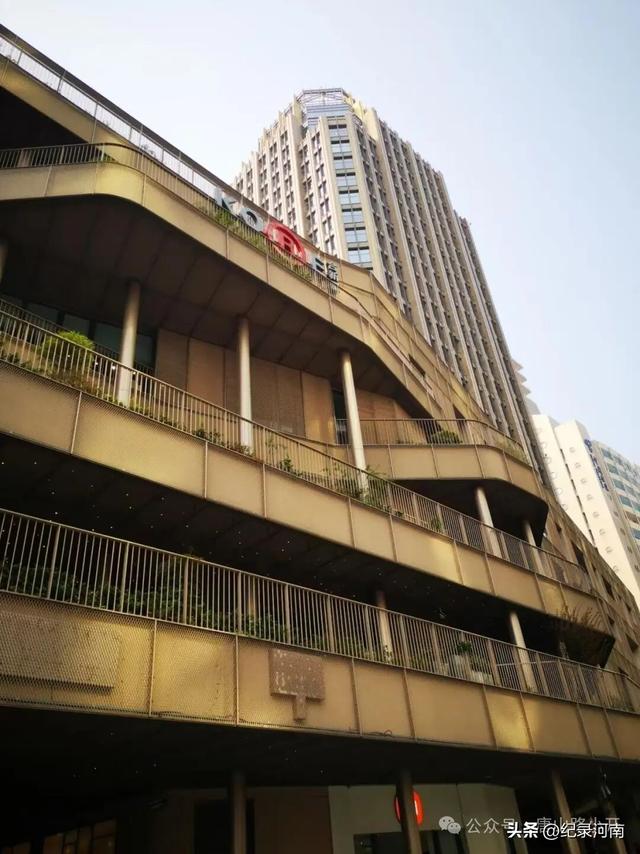 上海：繁华背后的商场荒芜之境