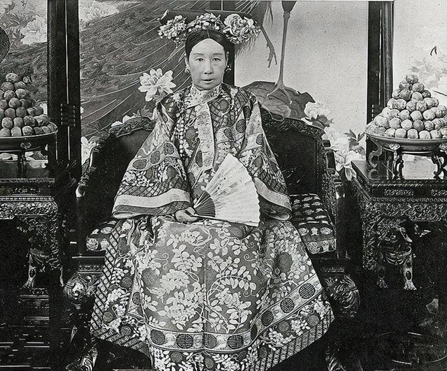 慈禧的“真实照片”,被美国博物馆珍藏至今,这才是她的真实容貌