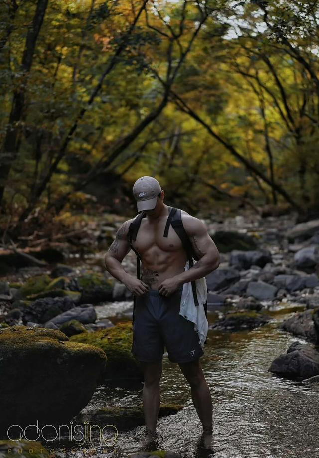 身高187的健身肌肉男网红，野外写真秀身材颜值，简直绝绝子