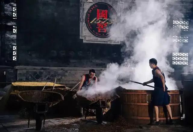 别再被“小酒厂”的故事骗了!这3个真相,让你喝酒不踩坑