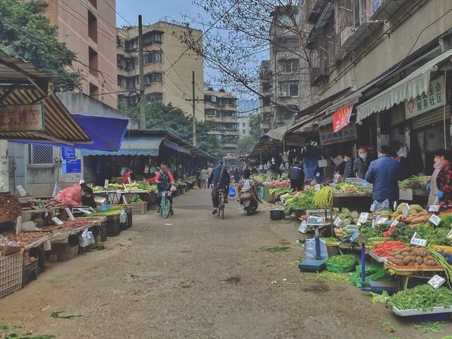 菜市场的烟火气	，照见最真实的生活模样