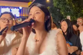 51岁陈慧琳现身成都街头，下巴皱纹明显，素颜黑胖却尽显天后气质图片