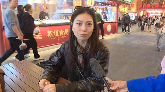 国庆假期：敦煌夜市游人如织 烟火气中尽显丝路风情