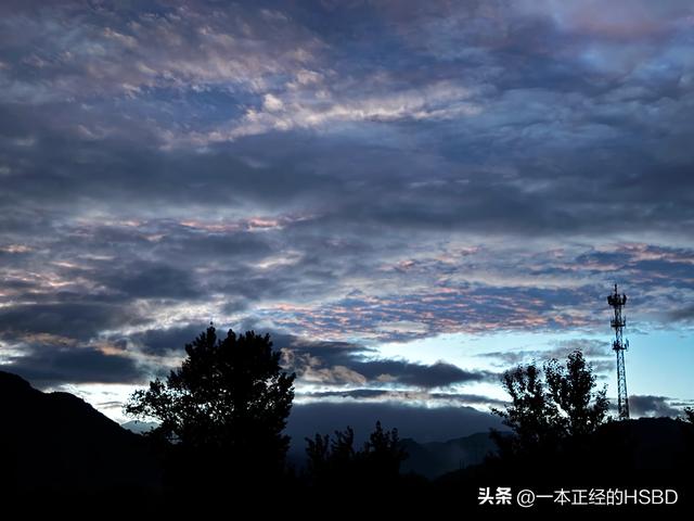 暴雨过后云雾之上，彩虹晚霞遥相辉映