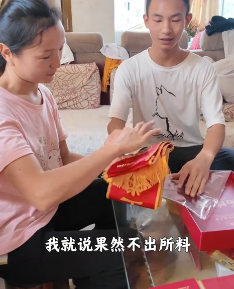 广西考生被国防科大录取，跑工地去报喜，父亲下意识动作惹人心酸