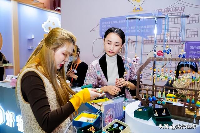 在“好物江南”展区，用百枚印章“敲”出姑苏风情！