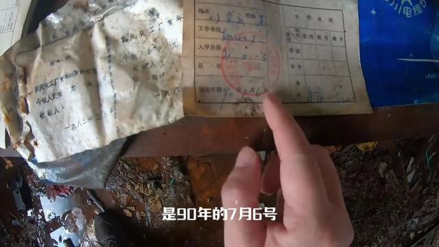 重庆巴南废弃了20多年的电影院，里面还遗留了大量上世纪的老物件